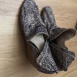 Blowfish Malibu tan and navy blue wedge heels